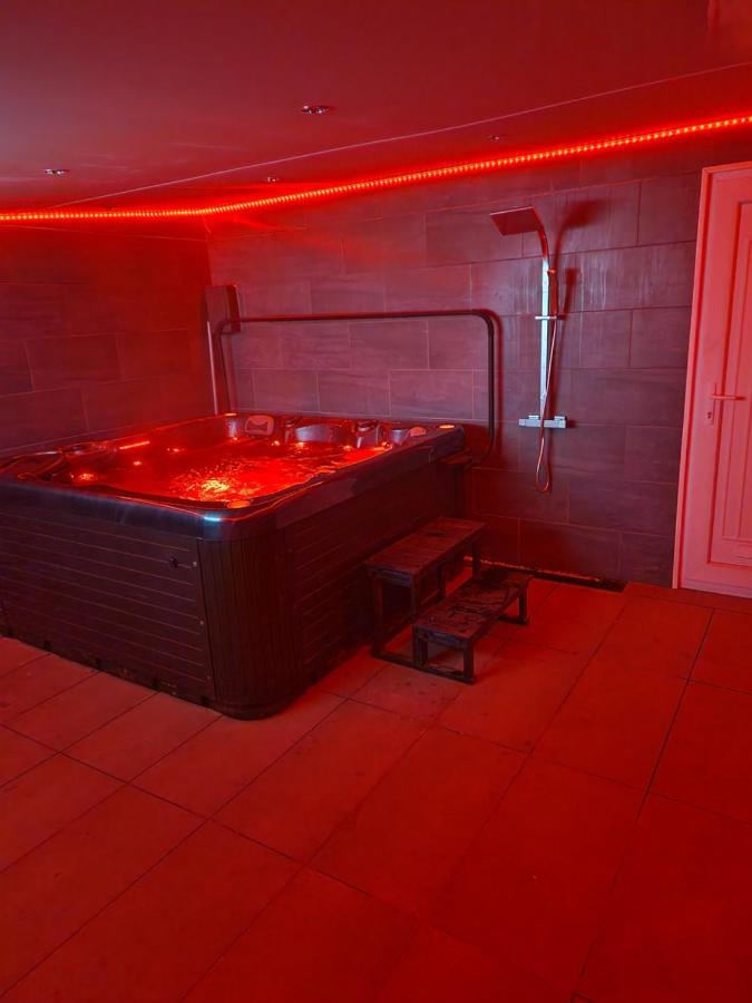 Short Stopzzz & Indoor Hot Tub Manchester Ngoại thất bức ảnh