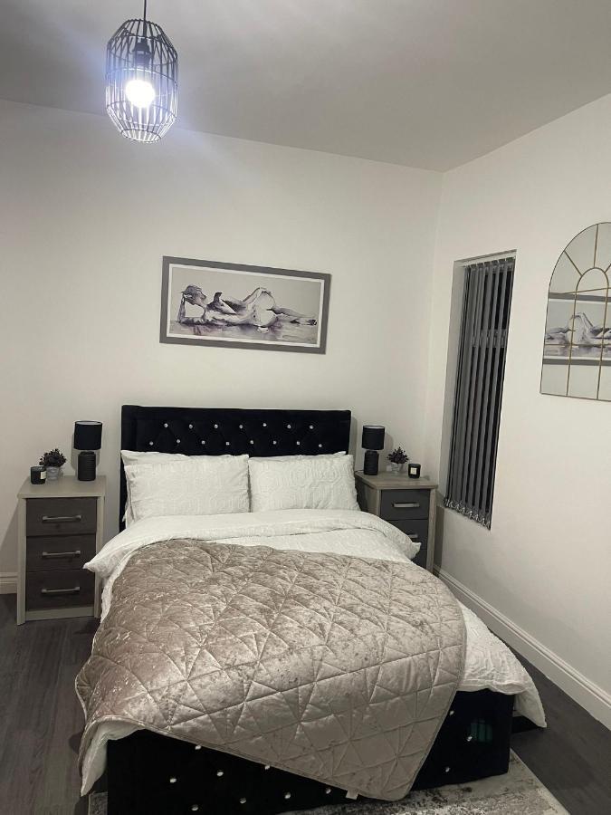 Short Stopzzz & Indoor Hot Tub Manchester Ngoại thất bức ảnh