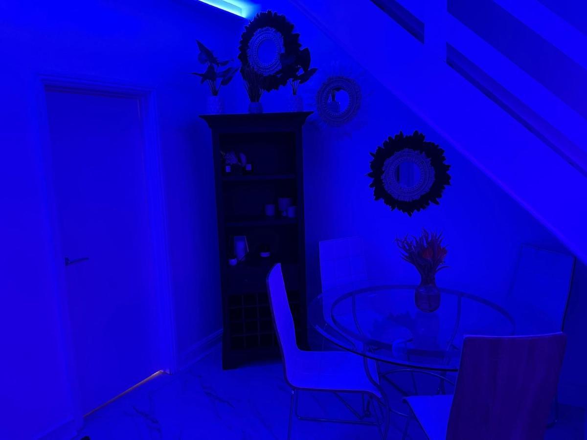 Short Stopzzz & Indoor Hot Tub Manchester Ngoại thất bức ảnh