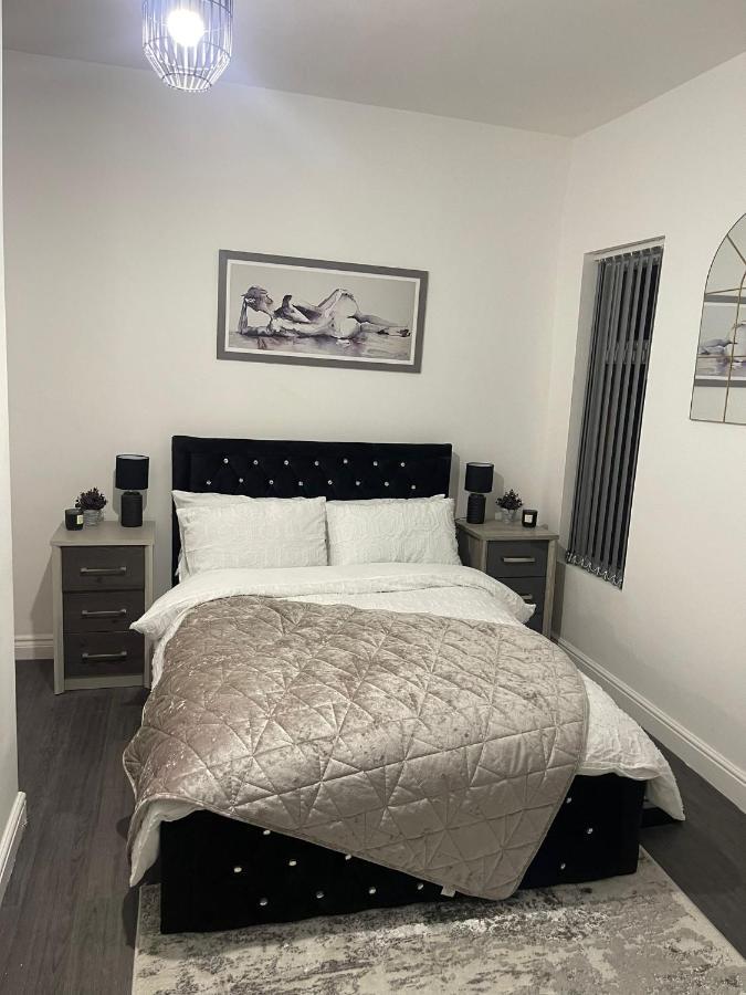 Short Stopzzz & Indoor Hot Tub Manchester Ngoại thất bức ảnh