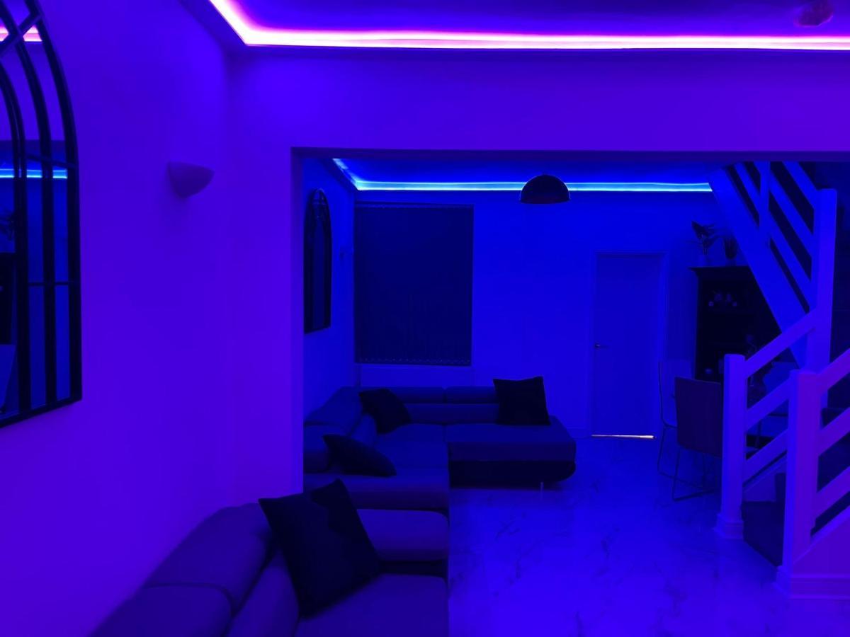 Short Stopzzz & Indoor Hot Tub Manchester Ngoại thất bức ảnh
