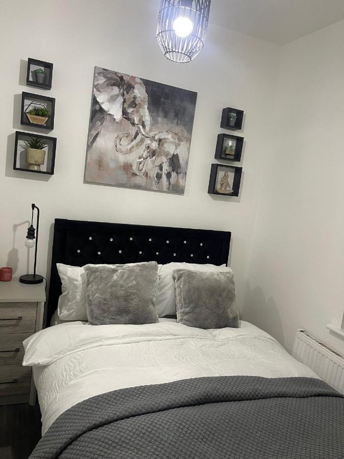 Short Stopzzz & Indoor Hot Tub Manchester Ngoại thất bức ảnh