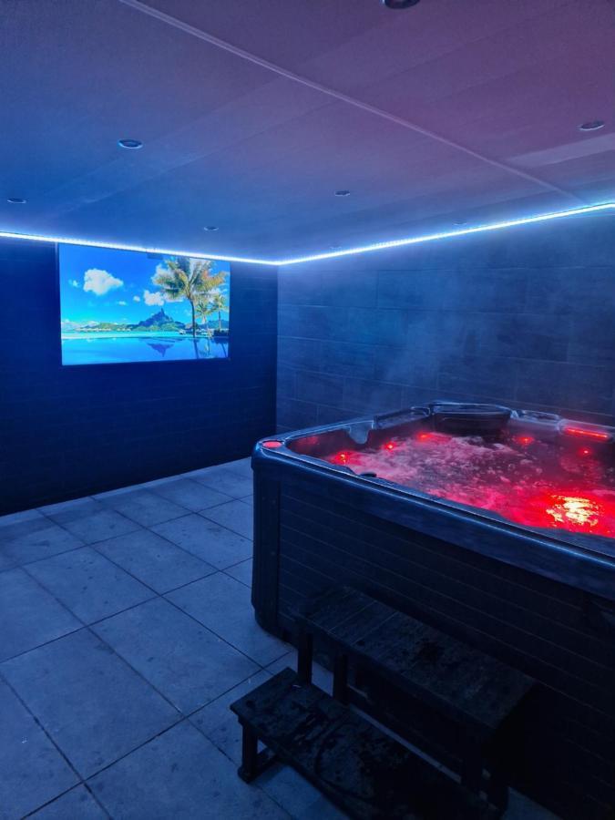 Short Stopzzz & Indoor Hot Tub Manchester Ngoại thất bức ảnh