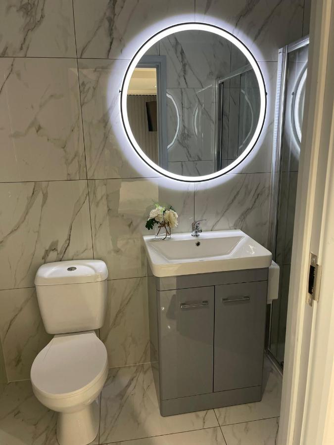 Short Stopzzz & Indoor Hot Tub Manchester Ngoại thất bức ảnh
